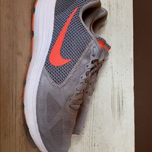 Women’s Nike Revolution 3